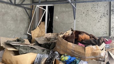 Потрощені двері, вікна та покрівля. У Часовому Яру обстріляли штаб гуманітарної місії “Проліска” Потрощені двері, вікна та покрівля. У Часовому Яру обстріляли штаб гуманітарної місії “Проліска”