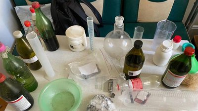 Понад кілограм амфетаміну, сотня доз канабісу, 20 тисяч доларів США: на Вінниччині затримали наркоторговців