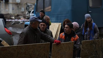 У Балаклії ліквідують наслідки після удару РФ У Балаклії ліквідують наслідки після удару РФ