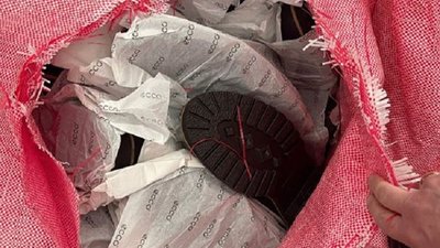 На Львівщині благодійна організація ввозила одяг та взуття під виглядом гуманітарки