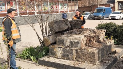 У Бердичеві на Житомирщині зняли обеліск "червоним щорсівцям", який мали демонтувати 6 років тому У Бердичеві на Житомирщині зняли обеліск "червоним щорсівцям", який мали демонтувати 6 років тому