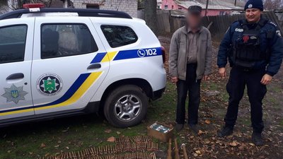 Знайшов у лісосмузі: житель Золочівської громади передав поліції ящик гранат і набої