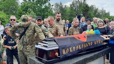 В Миколаєві попрощалися із загиблим бійцем Добровольчої армії В Миколаєві попрощалися із загиблим бійцем Добровольчої армії