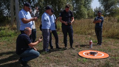 Українські ветерани навчаються керувати дроном на курсі з протимінної діяльності