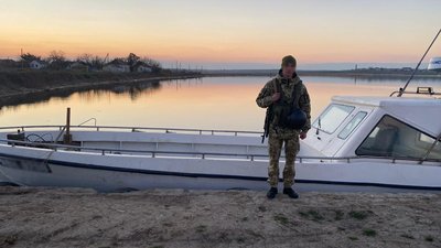 Херсонські прикордонники з гонитвою затримали у Чорному морі браконьєрів Херсонські прикордонники з гонитвою затримали у Чорному морі браконьєрів