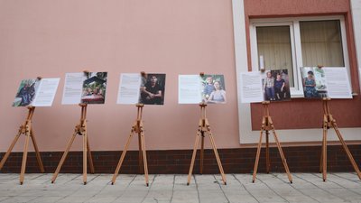 "Це історії мільйонів українців". У Чернівцях презентували виставку про людей, які постраждали через війну "Це історії мільйонів українців". У Чернівцях презентували виставку про людей, які постраждали через війну
