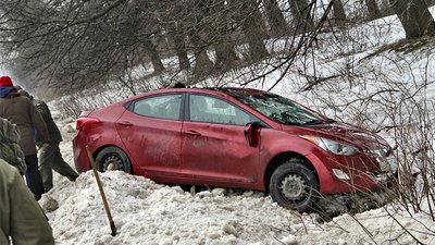 Військовий витягнув автомобіля трьох чоловіків, які потрапили у ДТП Військовий витягнув автомобіля трьох чоловіків, які потрапили у ДТП