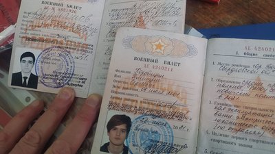 Сумські бійці забрали зі знищеної техніки військових РФ документацію Сумські бійці забрали зі знищеної техніки військових РФ документацію