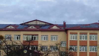 На даху міського ліцею Звягеля на Житомирщині запрацювала сонячна електростанція На даху міського ліцею Звягеля на Житомирщині запрацювала сонячна електростанція