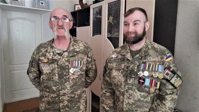 "Вчив дітей, настав час прикладом показати". Вчитель з Малої Виски розповів, чому став добровольцем "Вчив дітей, настав час прикладом показати". Вчитель з Малої Виски розповів, чому став добровольцем