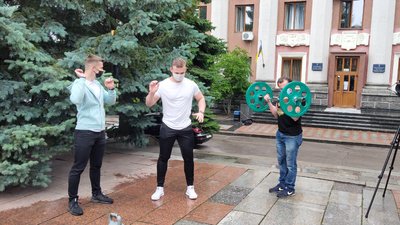 Просять відкрити зали: у Рівному спортсмени влаштували тренування під міськрадою Просять відкрити зали: у Рівному спортсмени влаштували тренування під міськрадою