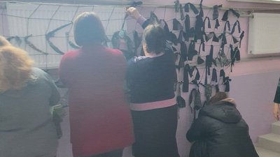 У Болградському районі на Одещині місцеві сплели маскувальні сітки для українських військових У Болградському районі на Одещині місцеві сплели маскувальні сітки для українських військових