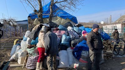 "Магазинів немає, продукти возять люди" — до Первомайського на Миколаївщині волонтери доставили гумдопомогу "Магазинів немає, продукти возять люди" — до Первомайського на Миколаївщині волонтери доставили гумдопомогу