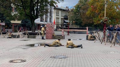 З гарматами та кулеметами. У Франківську відтворили події депортації З гарматами та кулеметами. У Франківську відтворили події депортації