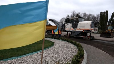 У Новгороді-Сіверському почали ремонт центральної площі: які роботи проведуть У Новгороді-Сіверському почали ремонт центральної площі: які роботи проведуть