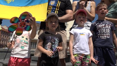Переселенці зі східних та південних областей України заспівали в середмісті Франківська пісню "Ой у лузі червона калина" Переселенці зі східних та південних областей України заспівали в середмісті Франківська пісню "Ой у лузі червона калина"
