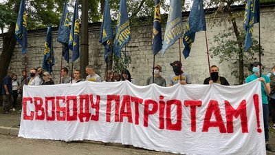 Справа про вимагання. Близько 150 членів Нацкорпусу зібралися під судом у Києві
