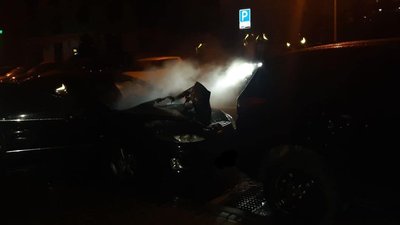 У Рівному "На щасливому" горів легковик. Попередньо – підпал У Рівному "На щасливому" горів легковик. Попередньо – підпал