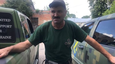 Тернопільські волонтери передали на передову чотири автомобілі Тернопільські волонтери передали на передову чотири автомобілі