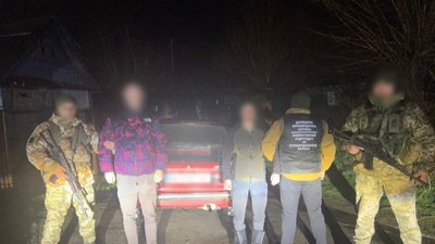 Прикордонники із затриманими чоловіками