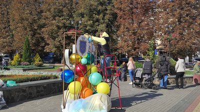 Біля хмельницьких фонтанів готують фотозону до Дня міста Біля хмельницьких фонтанів готують фотозону до Дня міста