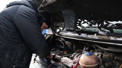Вінницькі волонтери ремонтують три автомобілі для бійців з передової Вінницькі волонтери ремонтують три автомобілі для бійців з передової