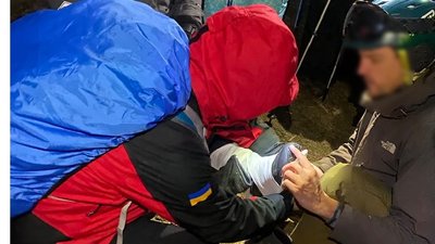 Прикарпатські рятувальники допомогли киянину, який травмувався у Карпатах