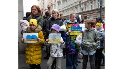 Марш матерів: у Будапешті українки створили інсталяцію у вигляді дитячої братської могили Марш матерів: у Будапешті українки створили інсталяцію у вигляді дитячої братської могили