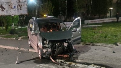 Пошкоджений автомобіль внаслідок аварії у Шептицькому