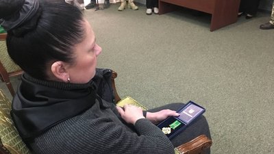 У Сумах посмертні нагороди загиблих військових вручили їхнім родинам У Сумах посмертні нагороди загиблих військових вручили їхнім родинам