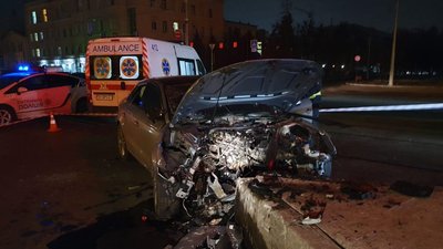У Харкові легковик в'їхав в острівок безпеки: пасажирка загинула, двоє травмованих