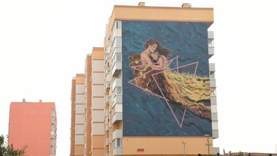 Мурал "Мати з дитиною у космосі" Мурал "Мати з дитиною у космосі"