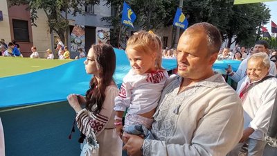 У Кропивницькому пів тисячі містян пройшли ходою у вишиванках