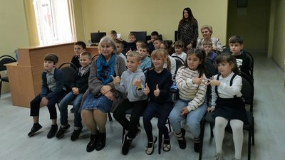 Письменниця Валентина Семеняк з учасниками презентації Письменниця Валентина Семеняк з учасниками презентації