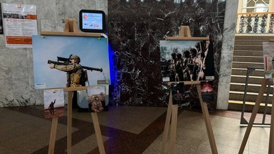 В Одесі на залізничному вокзалі відкрили виставку фото з бійцями Нацгвардії