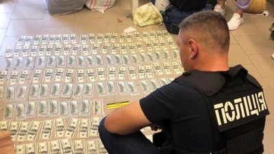 Хмельницькі поліцейські викрили групу осіб, яка займалась незаконним збутом бурштину