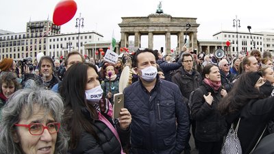 Противники карантину протестують у Берліні. Поліція застосувала водомети, десятки людей затримані Противники карантину протестують у Берліні. Поліція застосувала водомети, десятки людей затримані