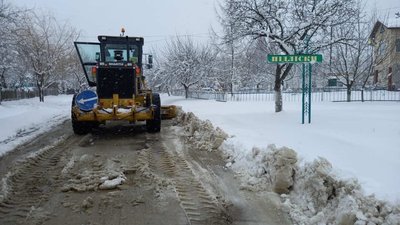 Негода на Прикарпатті: у селах цілодобово розчищають дороги Негода на Прикарпатті: у селах цілодобово розчищають дороги