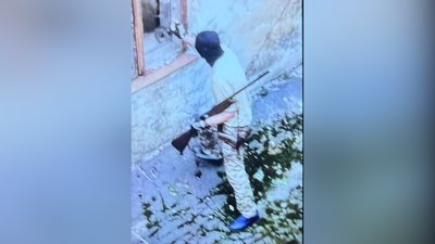 Чоловік з рушницею, якого затримали правоохоронці