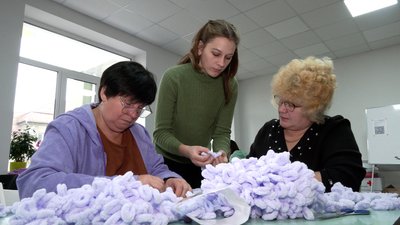 На Рівненщині плетуть ковдрочки для недоношених дітей-переселенців
