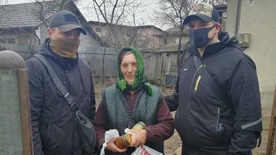 Залишатися людьми: як прикарпатці допомагають один одному в час пандемії