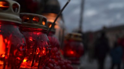 Житомиряни з лампадками та квітами прийшли вшанувати пам'ять жертв голодоморів Житомиряни з лампадками та квітами прийшли вшанувати пам'ять жертв голодоморів
