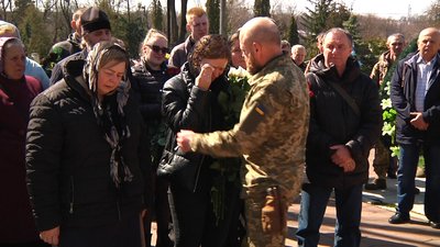 У Житомирі попрощалися з військовослужбовцем-спецпризначенцем Олександром Коблюком У Житомирі попрощалися з військовослужбовцем-спецпризначенцем Олександром Коблюком