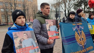 У Черкасах відбулася акція на підтримку військовополонених У Черкасах відбулася акція на підтримку військовополонених
