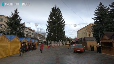 У Рівному йдуть заключні приготування до відкриття новорічної ялинка