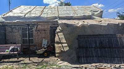 Зруйнований будинок, вибиті вікна багатоповерхівок та школи. У Кропивницькому рахують збитки від обстрілу Зруйнований будинок, вибиті вікна багатоповерхівок та школи. У Кропивницькому рахують збитки від обстрілу