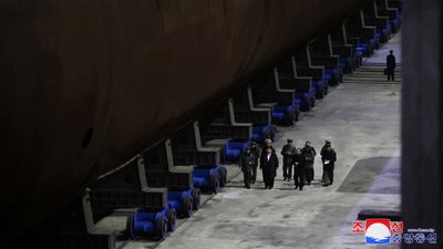 Лідер Північної Кореї Кім Чен Ин оглядає атомний підводний човен