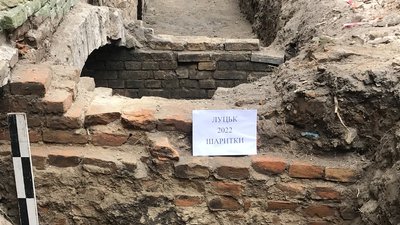 Археологи у Луцьку розчистили вхід до трьох підземних кімнат та фундамент монастиря шариток Археологи у Луцьку розчистили вхід до трьох підземних кімнат та фундамент монастиря шариток