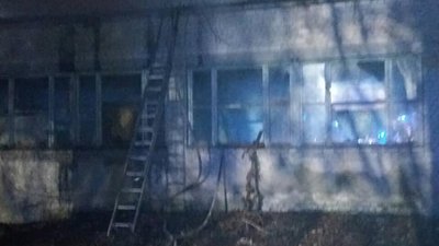 У покинутому корпусі харківського ПТУ горіла дерев'яна покрівля У покинутому корпусі харківського ПТУ горіла дерев'яна покрівля