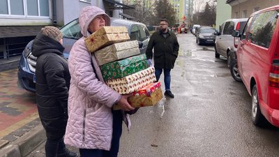 "Ти не один на Різдво": дві сотні пенсіонерів у Тернополі отримали подарунки з-за кордону